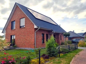 Photovoltaikanlage mit Stromspeicher auf Einfamilienhaus