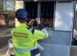 Techniker bei Kabelprüfung in Industrieanlage