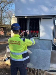 Techniker bei Kabelprüfung in Industrieanlage