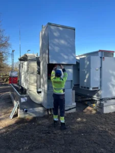 Techniker von Wesemann Elektrotechnik bei Kabelschutzprüfung an Netzspeicher