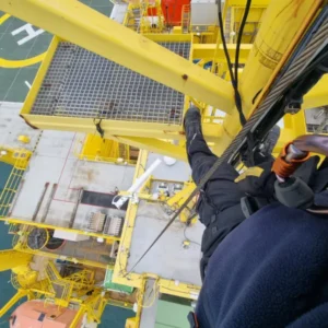 Techniker von Wesemann Elektrotechnik bei Arbeiten an Offshore-Windkraftanlage